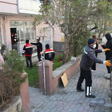Konya'da yalnız yaşayan kadının evinden 5 kamyon çöp çıkarıldı