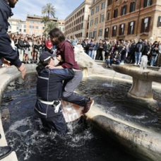 İklim aktivistleri Roma'daki Barcaccia çeşmesine kömür bazlı sıvı döktü