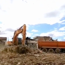 Malatya'da bina yıkım ve enkaz kaldırma çalışmaları devam ediyor