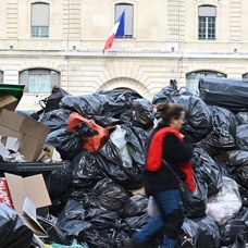 Paris'te çöp toplayıcıları süresiz greve gidecek