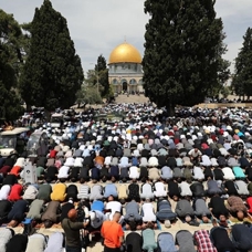 Mescid-i Aksa'da 130 bin Müslüman ramazanın üçüncü cuma namazını kıldı
