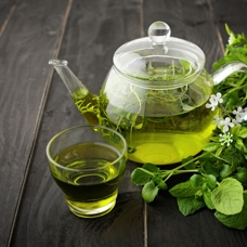 Yeşil çay ve çiğ kuruyemişle sağlıklı form tutun