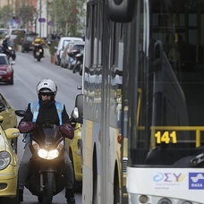 Atina'da otobüs şoförleri iş bırakma eylemi yapıyor