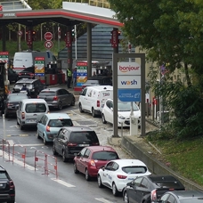 Paris ve çevresindeki akaryakıt istasyonlarında benzin sıkıntısı yaşanıyor