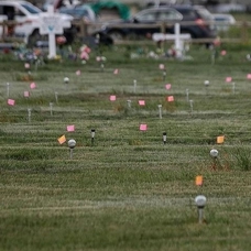 Kanada'daki yatılı kilise okulunun yakınında 40 kayıtsız çocuk mezarı bulundu