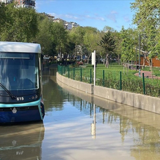 İstanbul'da isale hattına verilen zarar, tramvay seferlerini aksattı 