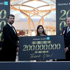 İstanbul Havalimanı'nın 200 milyonuncu yolcusu Malezyalı Lee oldu