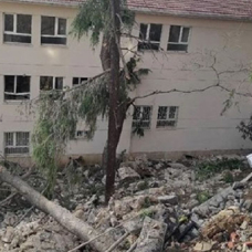 İstinat duvarı okulun bahçesine çöktü: 3 bina tahliye edildi