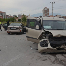 Karaman'da otomobil ile hafif ticari araç çarpıştı: 1 ölü, 6 yaralı