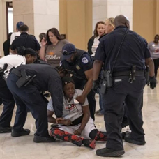 ABD Kongresinde borç limiti görüşmelerini protesto eden bazı göstericiler gözaltına alındı