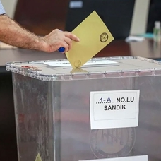 Yurt dışına kayıtlı seçmenler oy vermeye başladı 