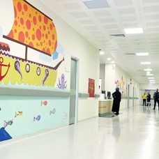 Hastane duvarlarını renklendiren kalpler