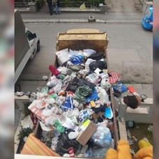 Eskişehir'de bir evden yaklaşık 50 ton çöp çıkarıldı
