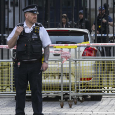 Londra'da Başbakanlık binasının ön kapısına otomobil çarptı