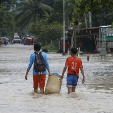 Filipinler'de Mawar Tayfunu nedeniyle binlerce kişi tahliye edildi