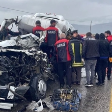 Sivas'ta tır ile yolcu minibüsünün çarpıştığı kazada 4 kişi öldü