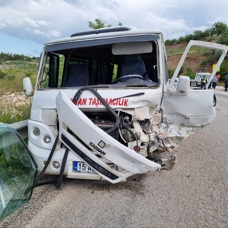 Burdur'un Karamanlı ilçesinde tarım işçilerini taşıyan minibüsle otomobilin çarpışması sonucu 1'i ağır 14 kişi yaralandı