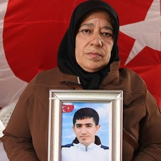 "Oğlum kaç gel, güvenlik güçlerine teslim ol"