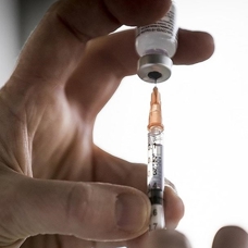 Almanya'da bir sağlık çalışanının, Kovid-19 aşısının yan etkileri olduğu iddiasıyla BioNTech aleyhine açtığı davanın ilk duruşması yarın