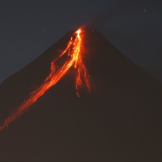 Mayon Yanardağı'ndaki volkanik akıntı devam edebilir
