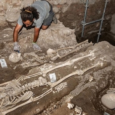 Tarihi İznik surları kazısında mezarlar ve çok sayıda insan iskeleti bulundu