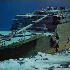 Titanik'in enkazına turist taşımak için kullanılan küçük denizaltı, Atlantik Okyanusu'nda kayboldu