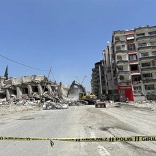 Hatay'da ağır hasarlı binaların yıkımına devam ediliyor