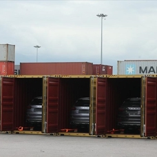 Ro-Ro'ya alternatif konteynerle Uzak Doğu'dan gelen arabalar Kocaeli'deki limandan alıcılarına ulaştırılıyor