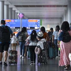 İstanbul'da havalimanı ve otogarda tatil dönüşü yoğunluğu sürüyor
