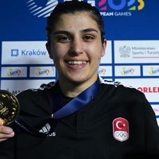 Milli boksör Busenaz Sürmeneli'den 3. Avrupa Oyunları'nda altın madalya