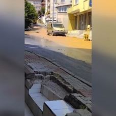 Maltepe'de İSKİ'ye ait su borusunun patlaması nedeniyle caddeyi su bastı