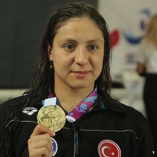 Milli yüzücü Merve Tuncel, Gençler Avrupa Şampiyonası'nda altın madalya kazandı