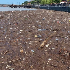 Zonguldak'ta denize sürüklenen atıklar kirliliğe yol açtı