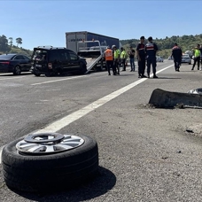 Anadolu Otoyolu'nda lastiği patlayan araç kazaya neden oldu