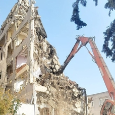 Bakırköy'de yıkımı yapılan binanın çökmesiyle göçük altında kalan işçi, kurtarıldı