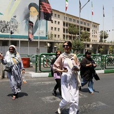 İran'da zorunlu başörtüsü ihlaline karşı görev yapan "ahlak polisi" artık sadece uyaracak
