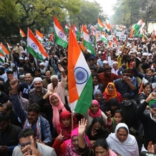 Hindistan'da binlerce kişi oturma eylemi düzenledi