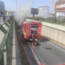 İstanbullular panik içinde tahliye edildi... Yine İETT, yine yangın