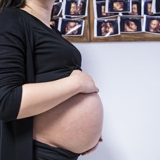 İtalya'da taşıyıcı anneliğin evrensel suç sayılmasına ilişkin yasa teklifine ilk onay