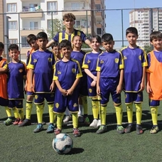 Kilisli genç futbolcu memleketinde açtığı spor okulunda yeni yetenekler peşinde