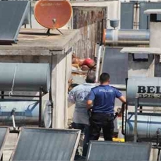Antalya'da 5 katlı bir binanın çatı katında en az 10 günlük bir ceset bulundu