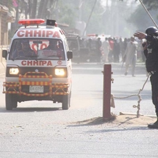 Pakistan'da sağlık çalışanlarına düzenlenen silahlı saldırıda 2 polis yaşamını yitirdi