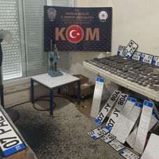 Antalya'da sahte plaka basan bir şüpheli yakalandı