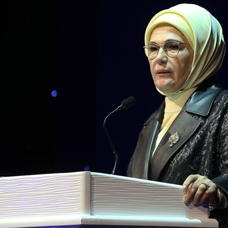 Emine Erdoğan'dan TSK'nın ilk kadın Amirali Gökçen Fırat'a tebrik