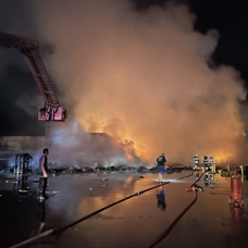 Kocaeli'de bir marketin deposundaki atık malzeme alanında çıkan yangın söndürüldü