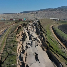 Depremlerin merkez üssü Kahramanmaraş'ta hasar gören yollar onarılıyor