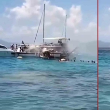 Tur teknesinde yangın dehşeti: Yolcular denize atlayarak canını kurtardı