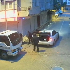 Zeytinburnu'nda atölyeden kasa çalan hırsızları komşular saksı atıp engelledi