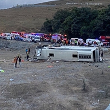 Kemerburgaz'da servis otobüsü devrildi: 29 kişi yaralı