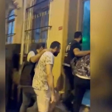 Beyoğlu'nda kalabalık arasında maske takıp dolar dağıtan 13 kişi gözaltına alındı